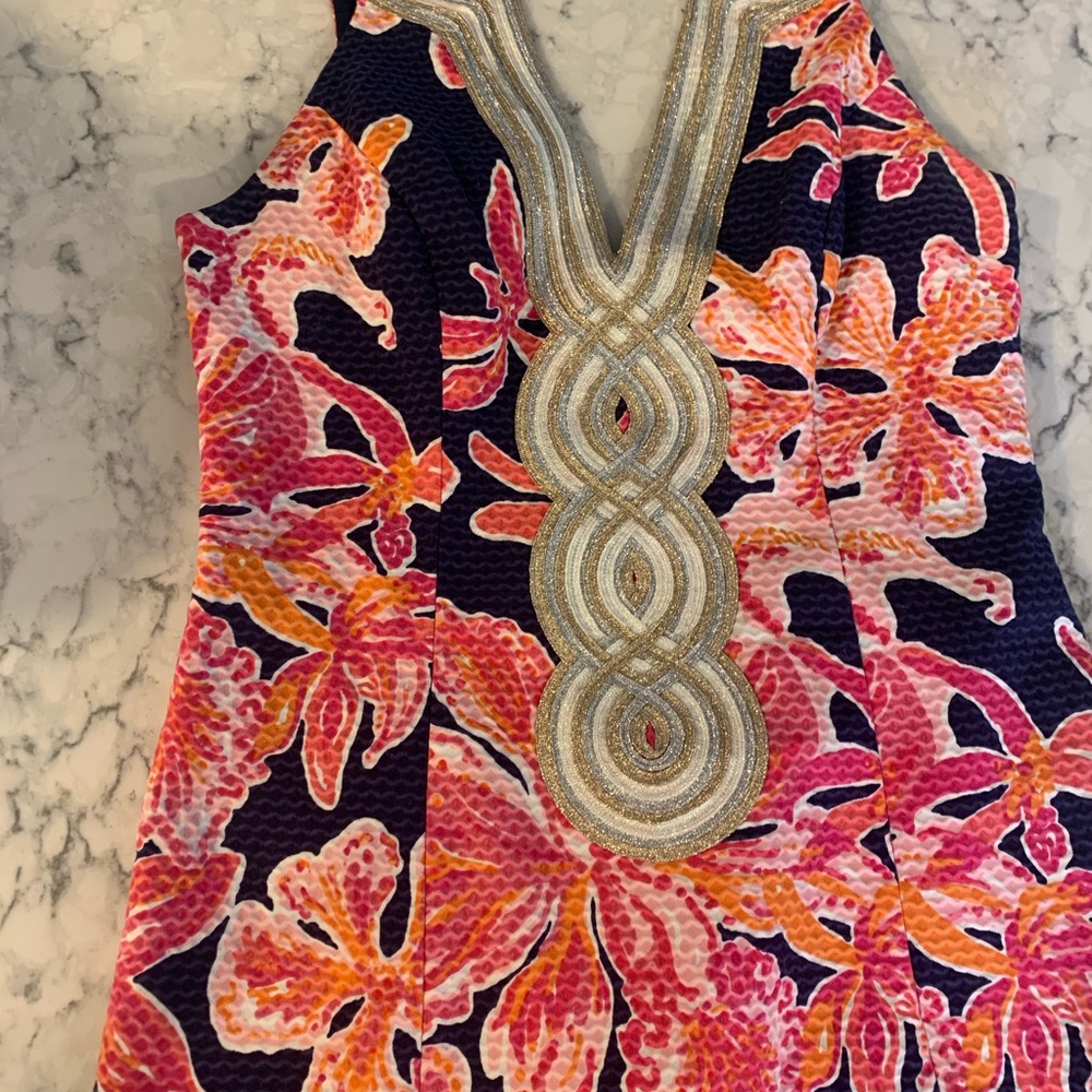 Beautiful, like new, size 4 Lily
